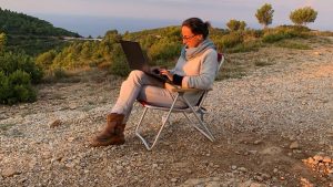 Julia im Campingstuhl
